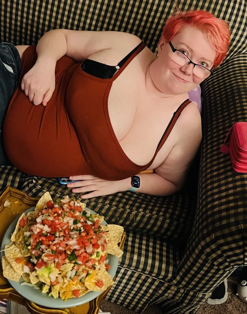 I’m back again with my enormous…plate of nachos :3