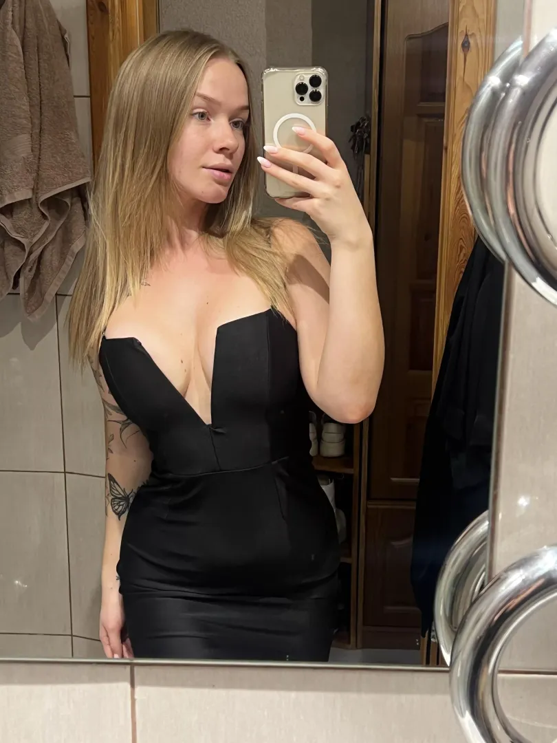 I’m clothed, but is this sexy? 🖤
