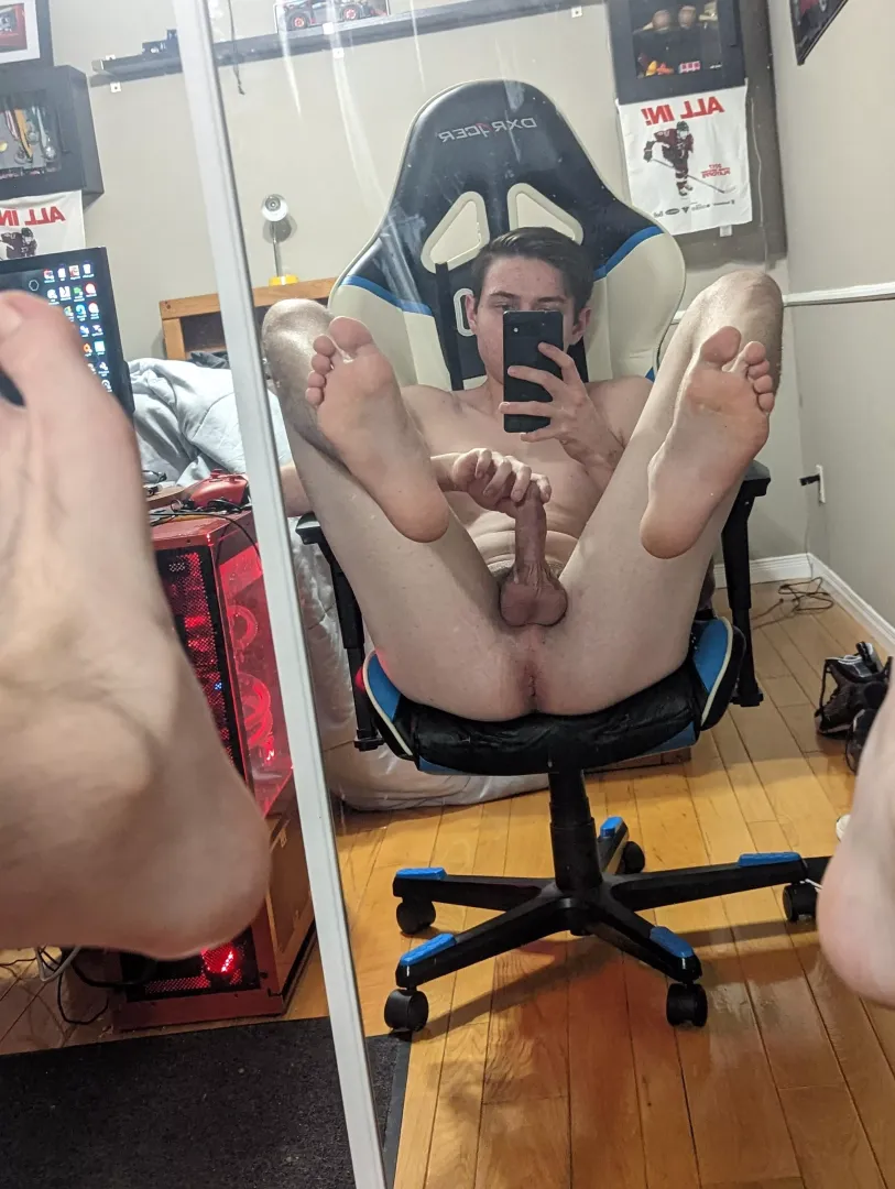 I'm horny who can help?