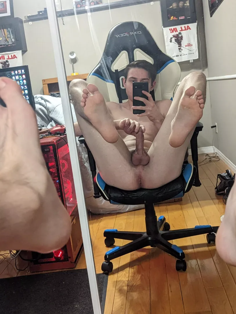 I'm horny who can help?