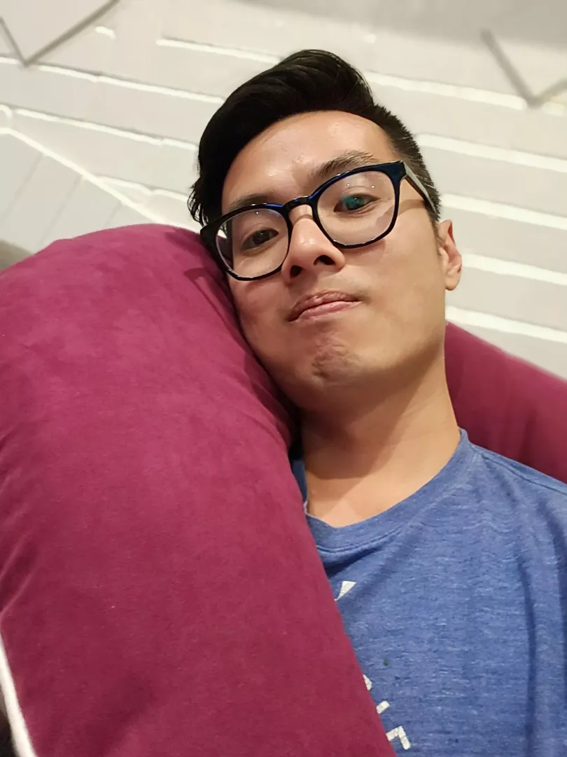 I'm liking this gaming pillow.. Even though I'm using it wrong here.