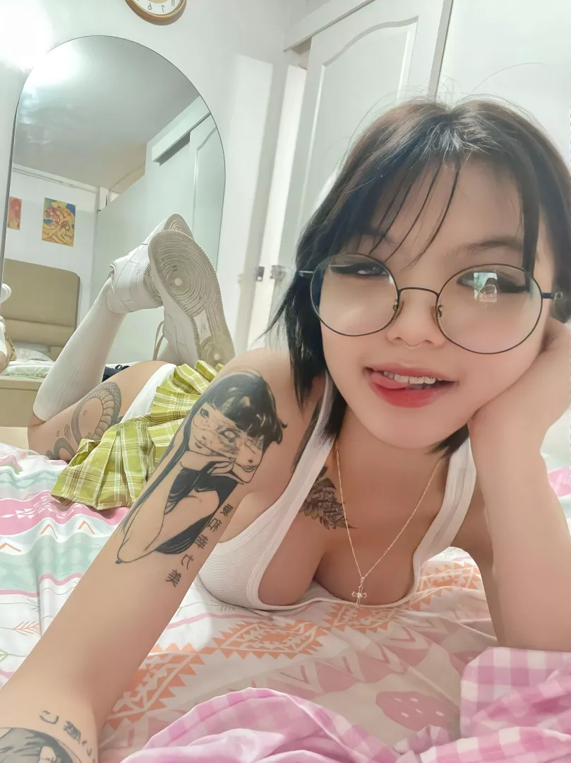 Im missing someone's cock 🥺