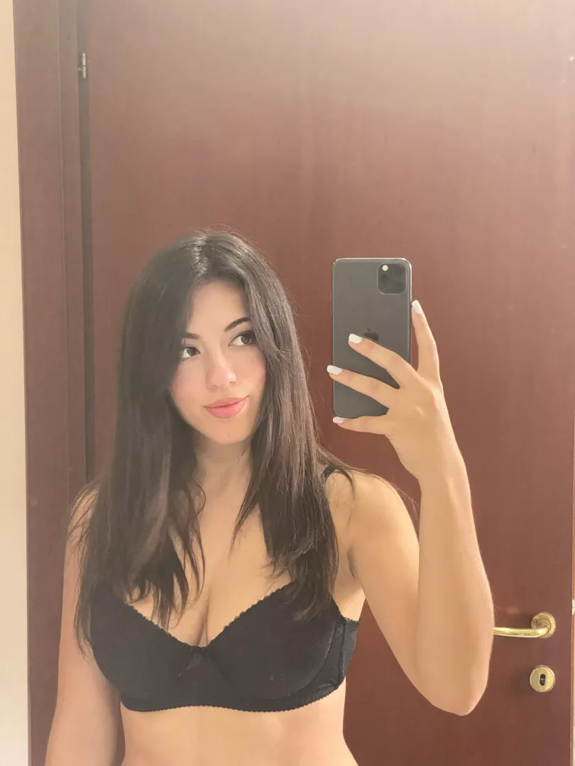 I’m new here 👋 Mirror selfies are my favorite f19