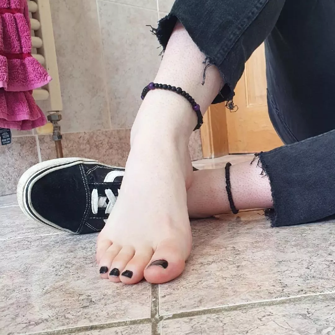 I'm not wearing any socks today 😋