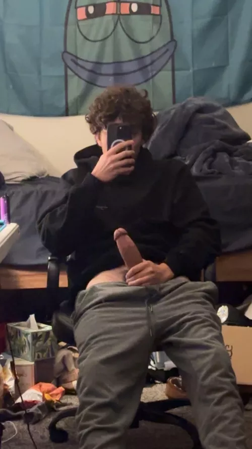 im so bored... someone get in my dms asap