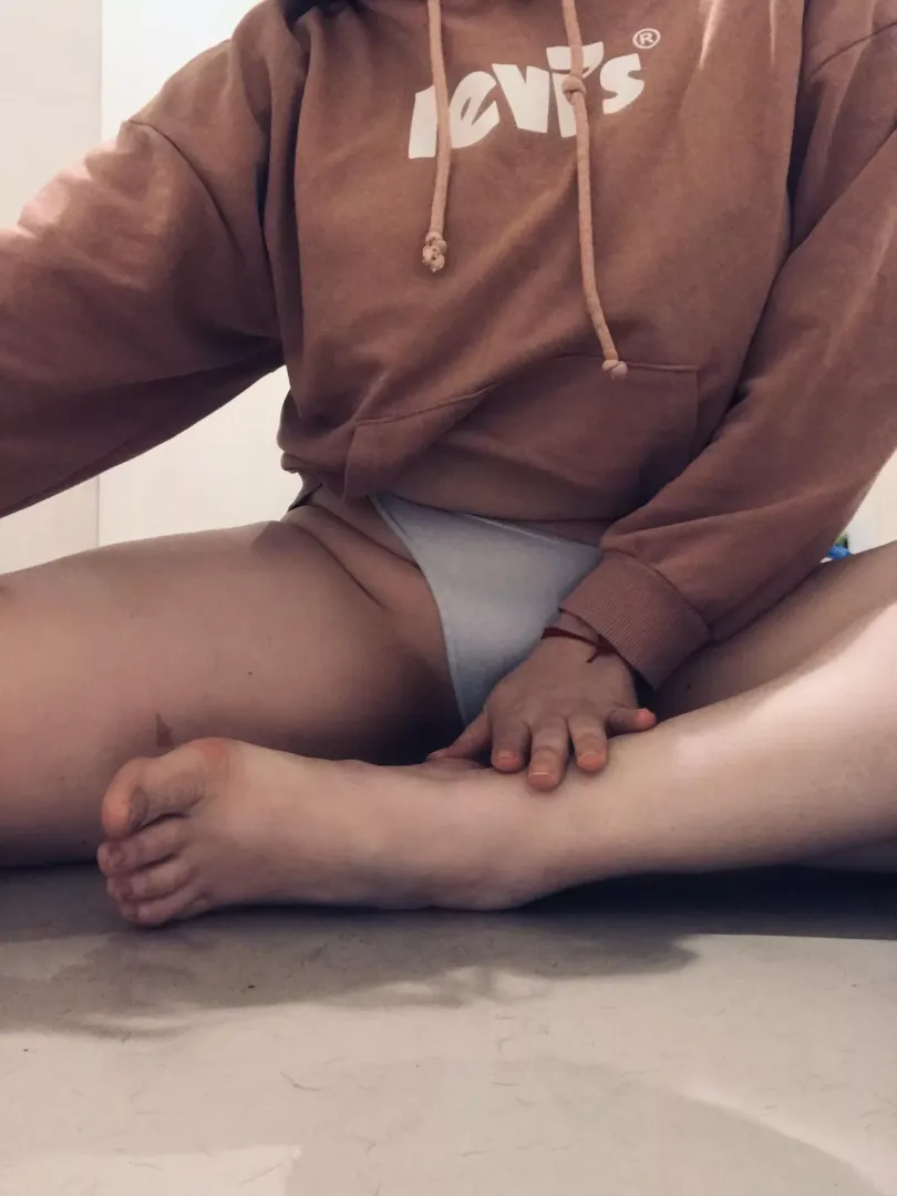 I’m stretching after my crossfit class🏋🏼‍♀️ I am very sweaty 🥵💦 [f]