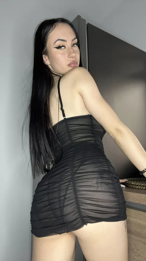 I'm very addicted to this black dress, don't know if its the neck breaking im causing on the streets or my skin color that fashions pretty harmonic with it