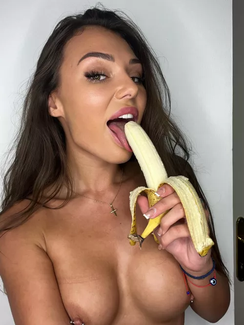 I'm very hot daddy, come play with me!