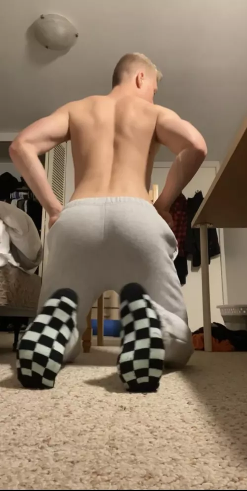 Imagine getting dominated by a thick, kinky, dominant college athlete (with a girlfriend haha)