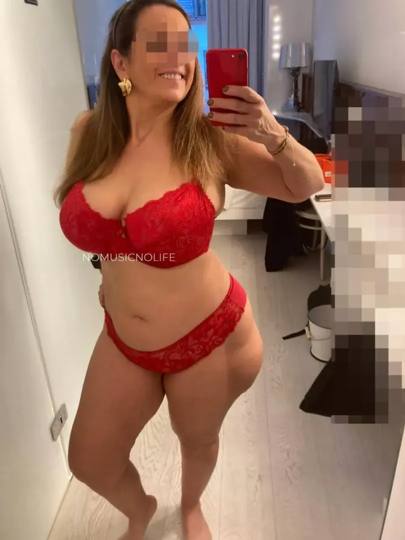 Imagine having this milf in the room next to your door in a hotel