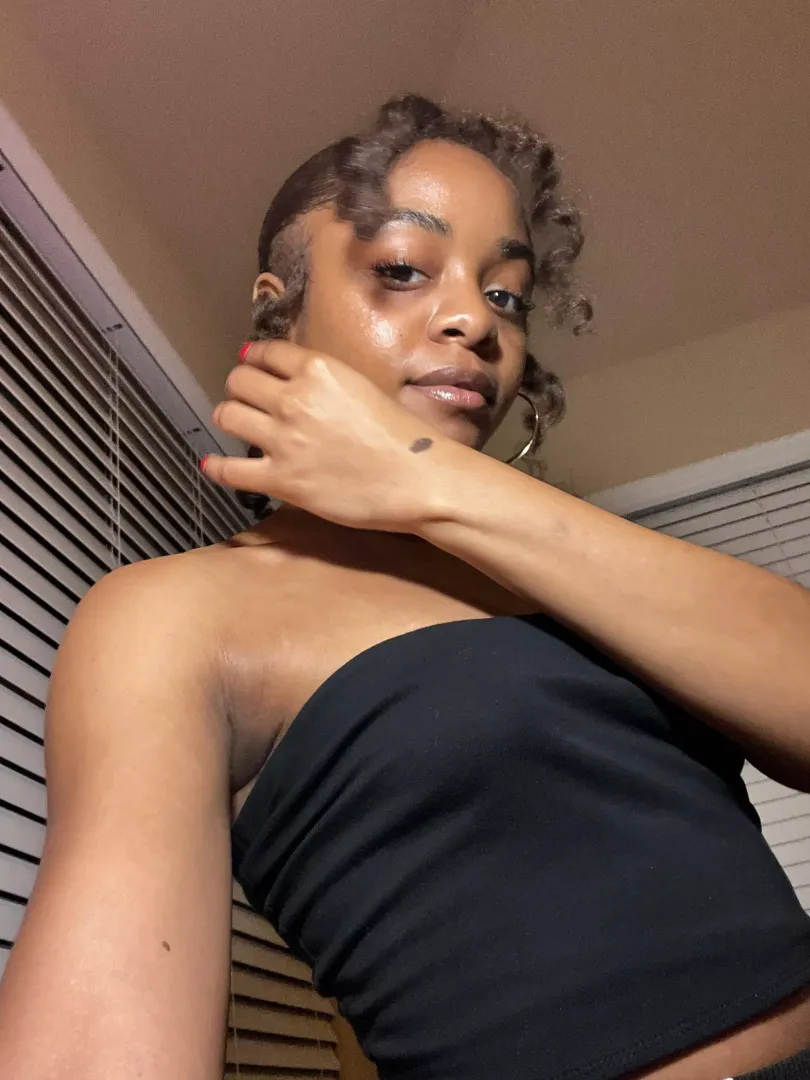Imagine how Chocolate my pussy is👅💦