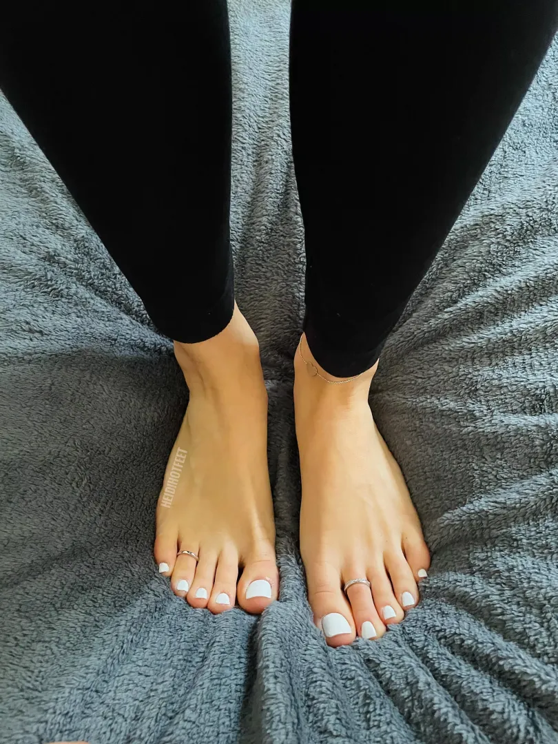 Imagine you are the blanket being crushed by my feet 💖