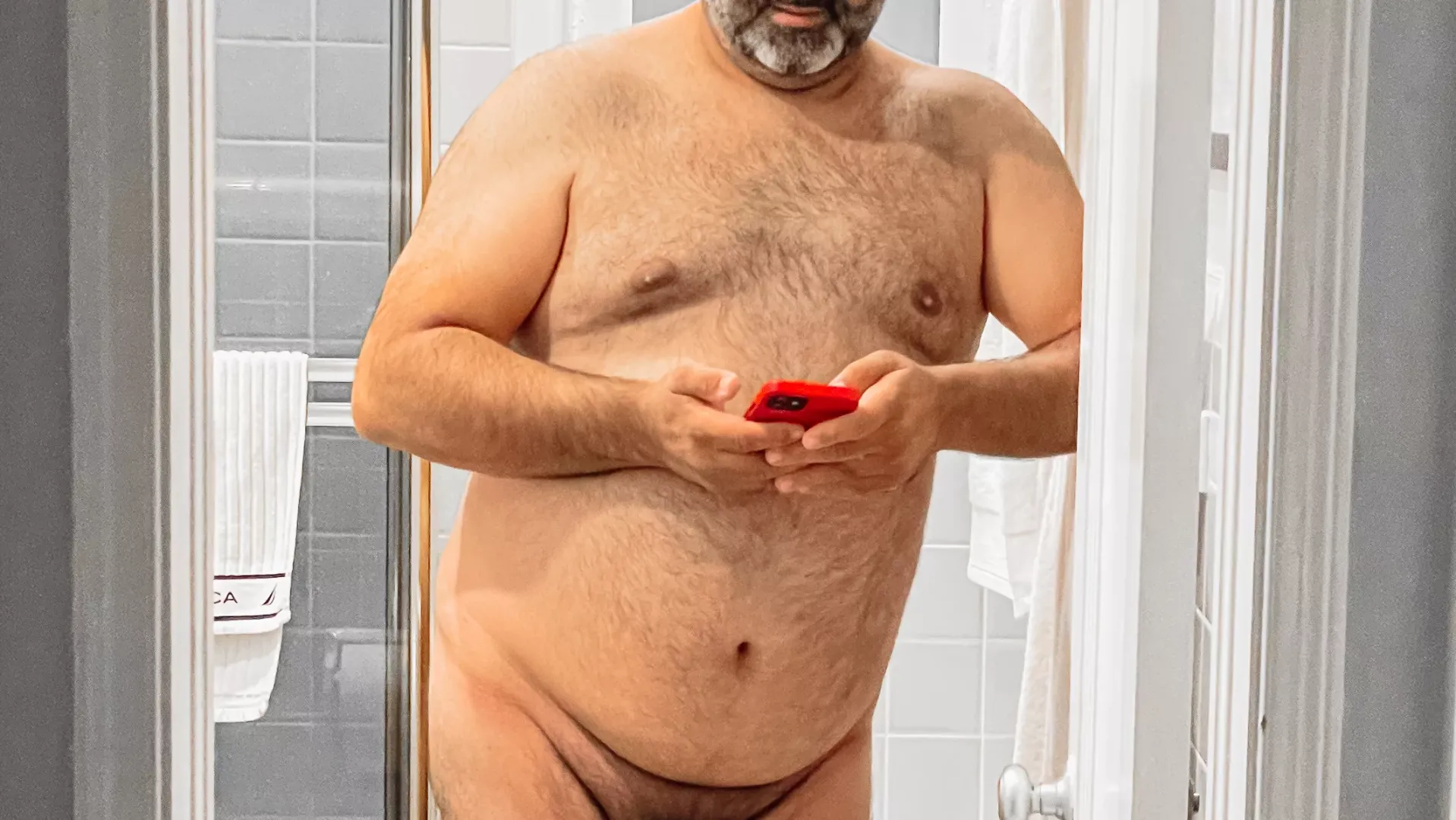 Imagine you catch Daddy coming out of the shower like this, what would you do? 😏