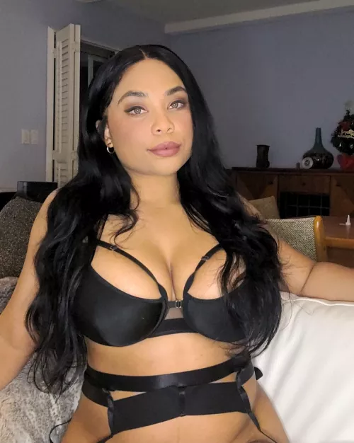 In my new sexy strappy lil outfit & Looking GOODT