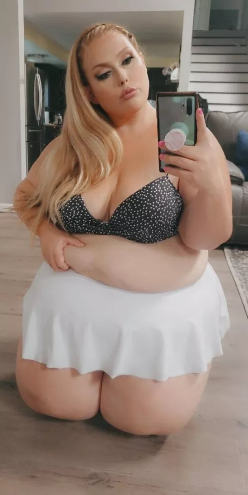 inbox me and roast me for being a fat girl, most savage gets to date me