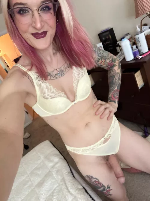 Into nerdy girls with big surprises?😏