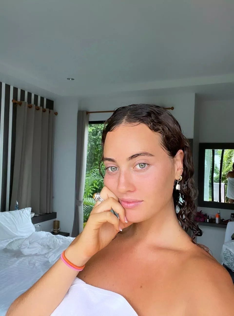 Is it possible to refuse a brunette about a service?