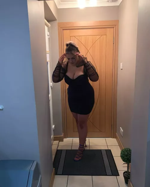 Is she looking at her boobs or feet? Wdy think🥵🤔🤤