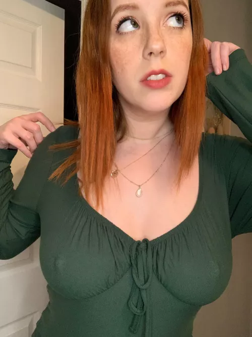 Is there anything better than a redhead wearing green… 💕