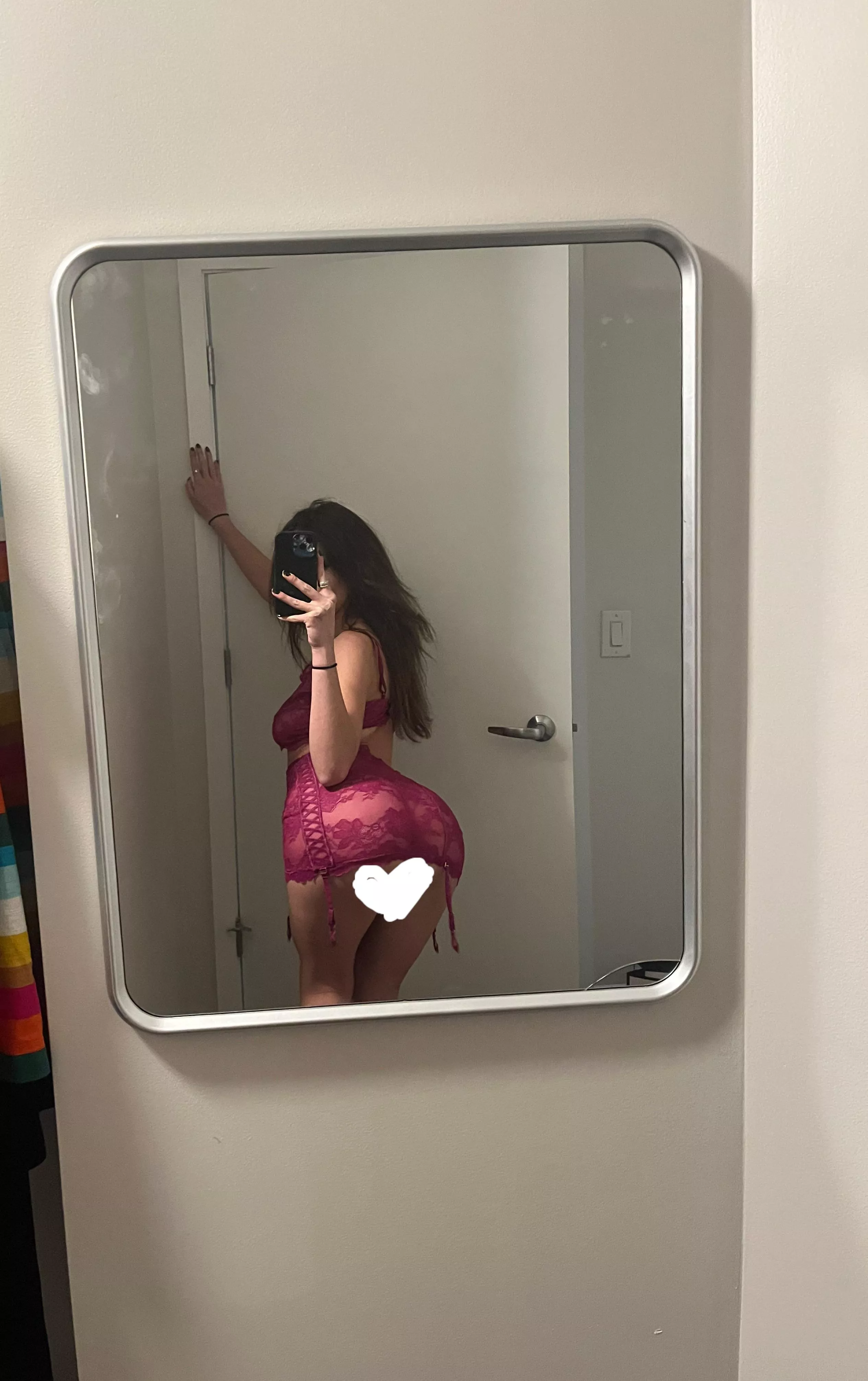 Is this a mirror selfie 🤨