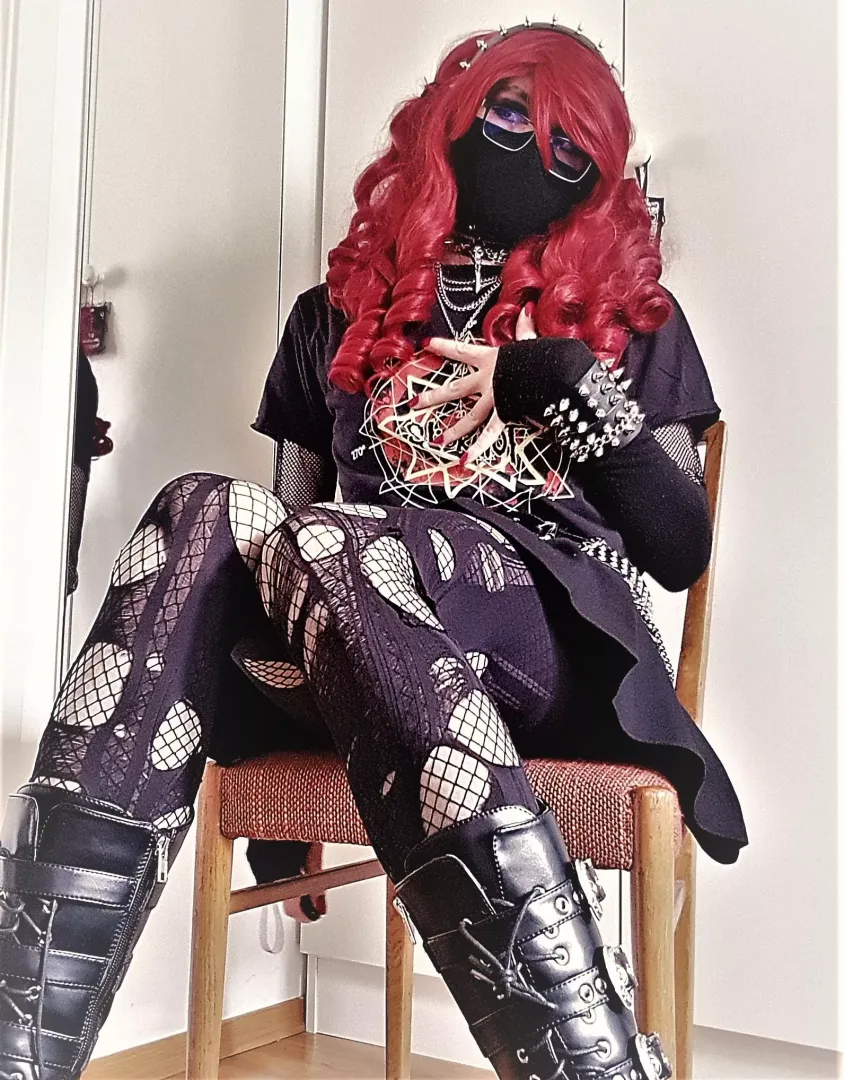 It seems that a lot of femboys are to some extent also into heavy metal, I wonder if there's a link between the two passions...🙄