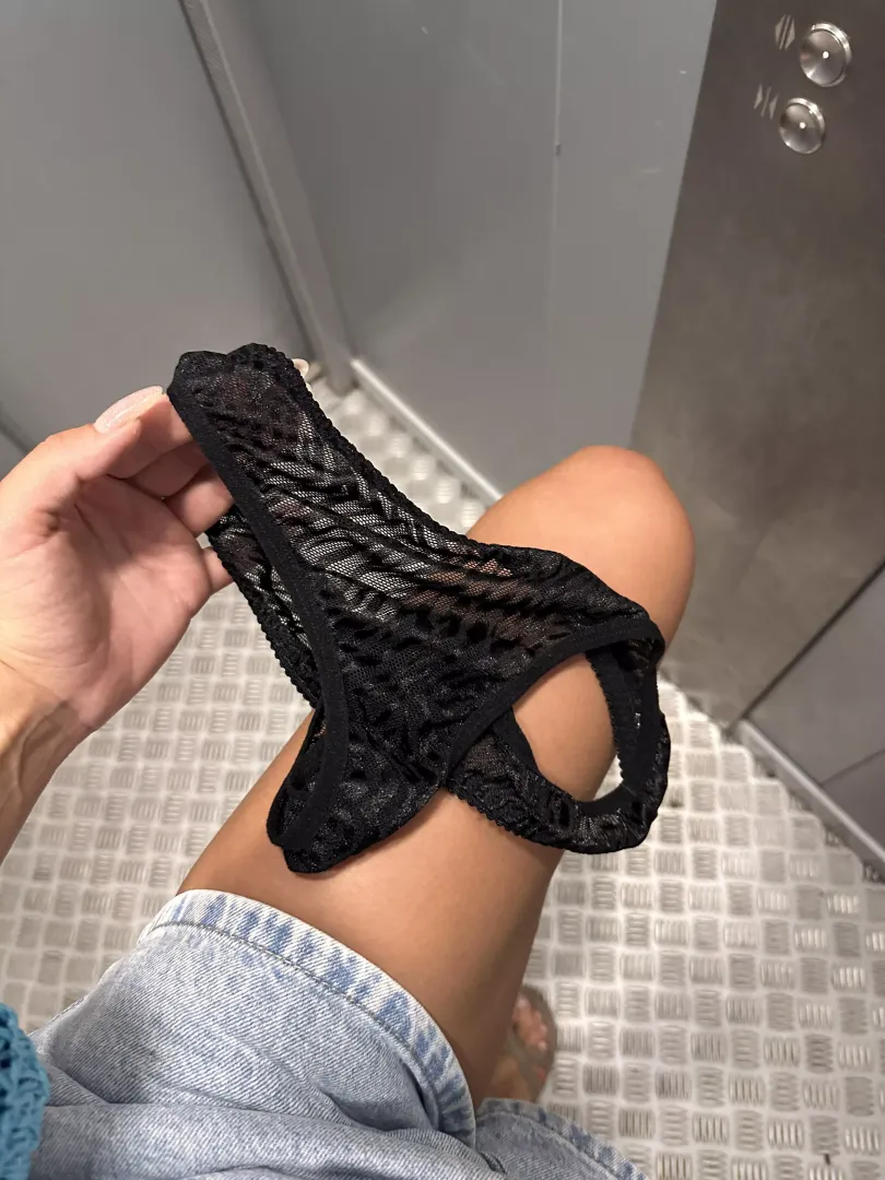 👀It was hot and I took off my panties in the elevator on my way to the office.