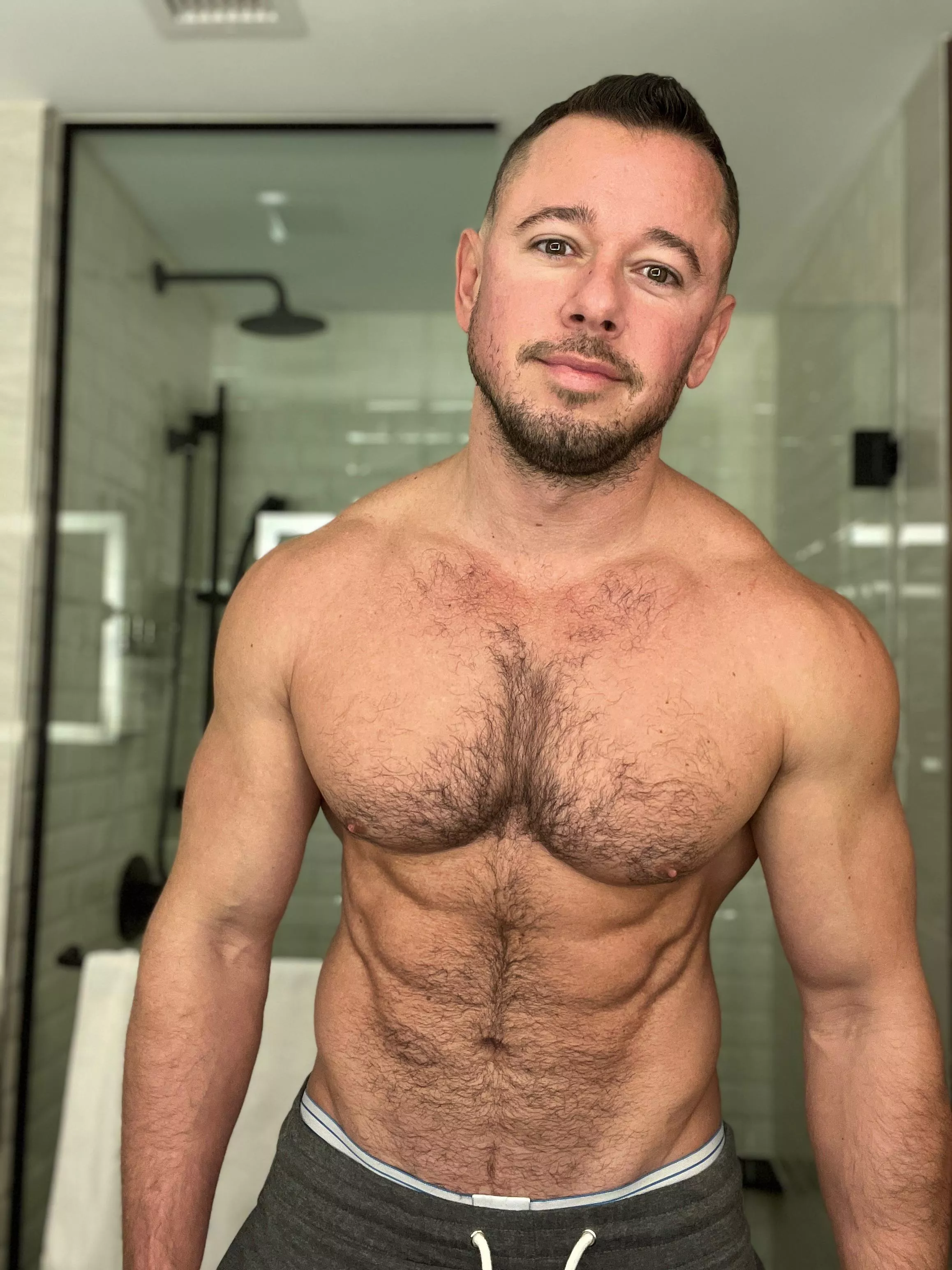 It’s a gross rainy day here in #nyc but I’m flying back home to #frisco where it’s sunny and 52 degrees today. Hope it’s sunny and nice wherever you’re at and you’re having a great day 🤗 #haveagoodday #loveyouall