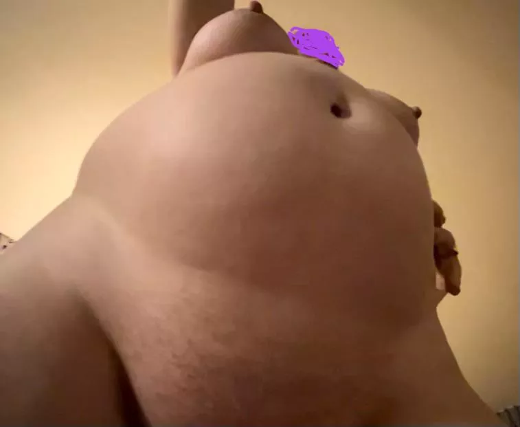 It’s a little blurry, but I thought this still from a recent stuffing session really shows off how much food I can pack into this belly 🐷🐷🐷