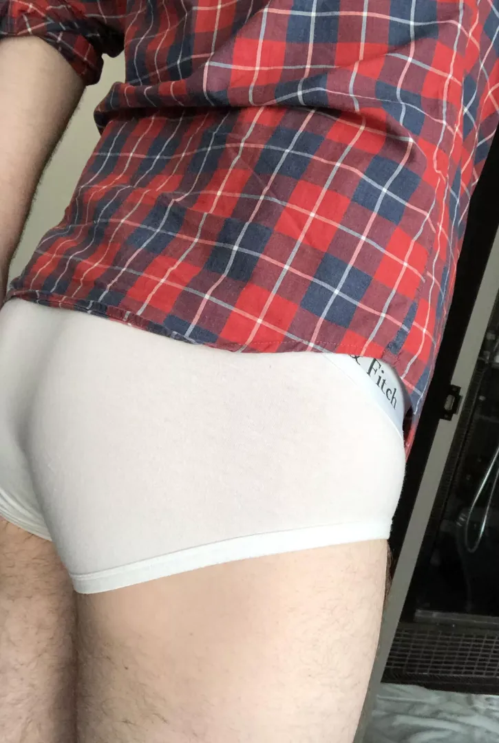 It’s autumnal enough to start wearing plaid again.