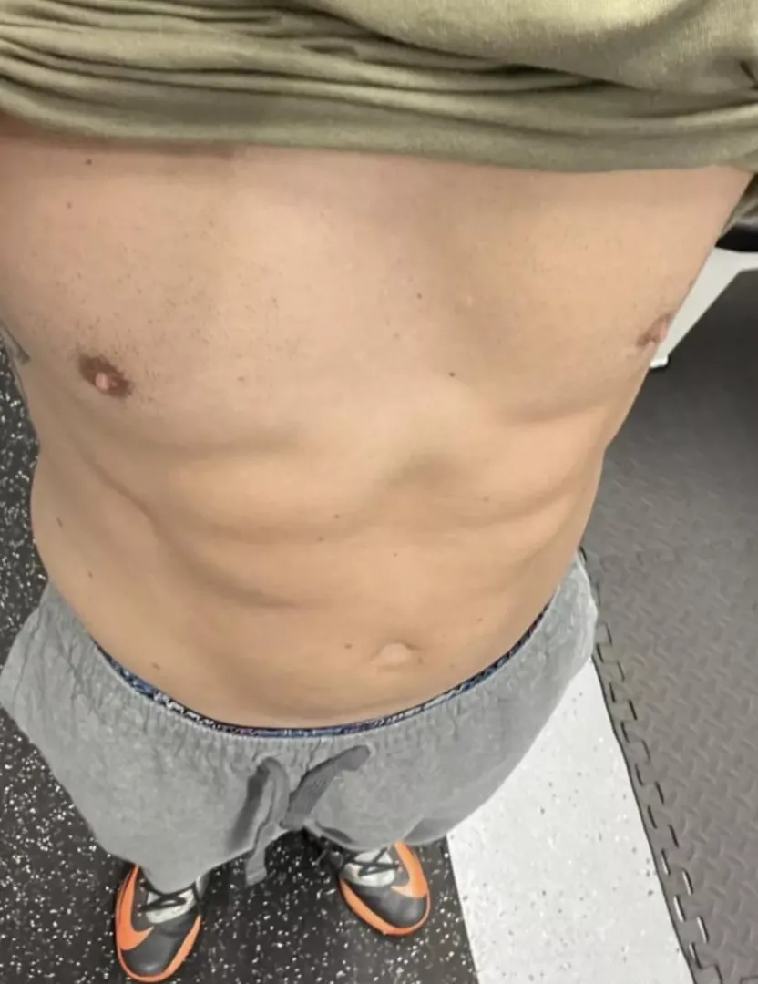 It’s chest day: spotter wanted 💪 [m]