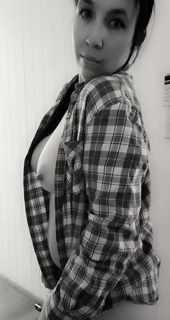 It's finally cool enough to bring back Flannel Friday 😉