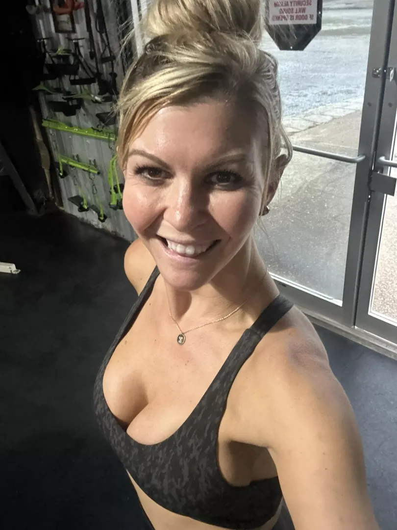 It’s just a Gym selfie, like a real selfie in a real Gym!