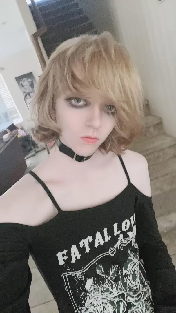 It’s me, your neighborhood goth Femboy 💜