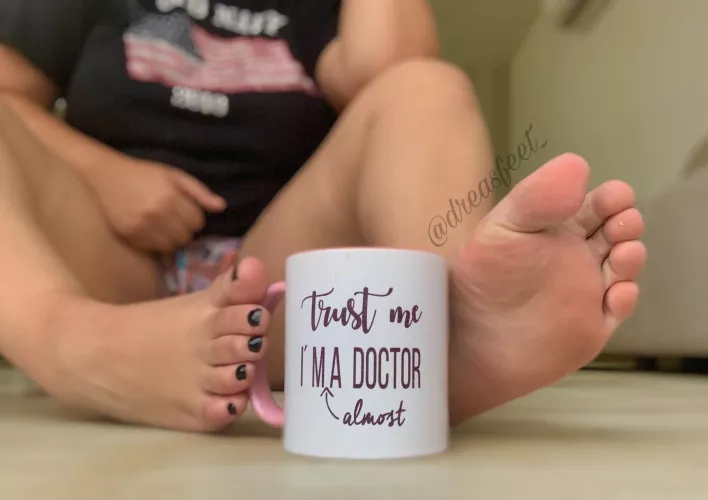 It’s noon but here I am, having breakfast in my pjs and sipping coffee from my favorite mug, good morning feet lovers🥰