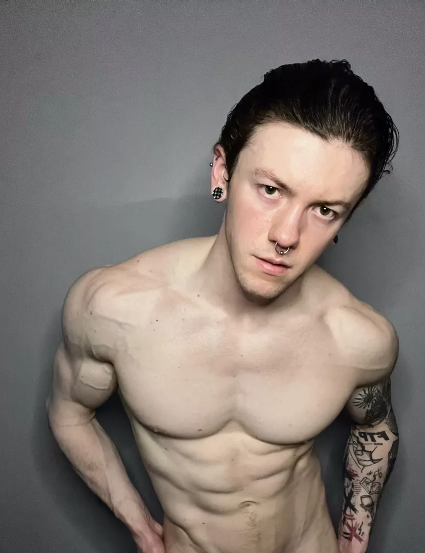 It’s Saturday night! Who wants to have some fun?? 😏🤤😈