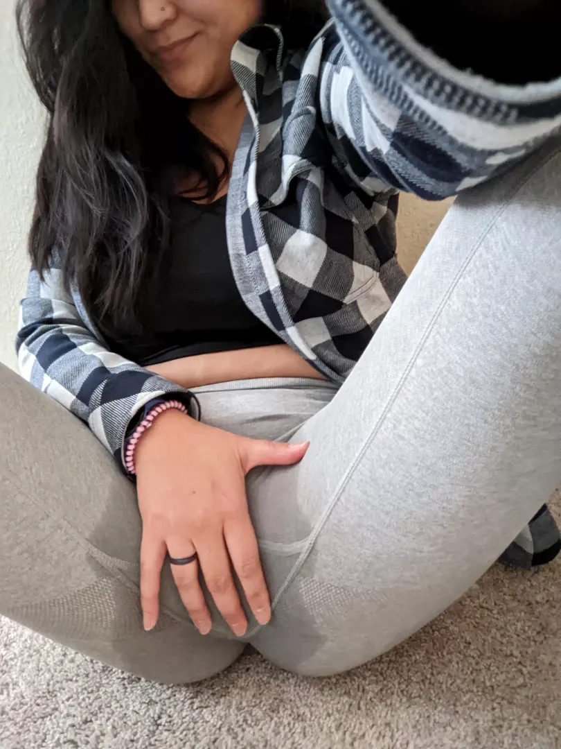 I've always thought girls wearing leggings while they cum is hot...decided to try it myself 💦💦