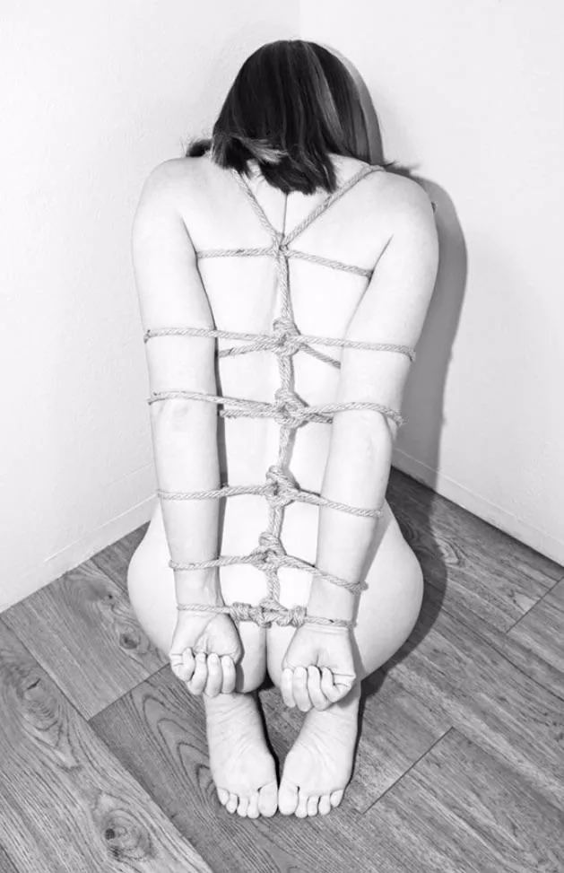 I’ve been bad so daddy is punishing me in the corner with this beautiful rope tie. [F]