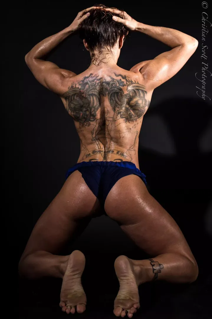I’ve been working very hard on my back.. what do you think?? 💋 [f]