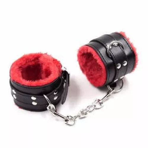 I've seen models wearing this kind of restraints, but I never understood it. it is possible to lock this thing?