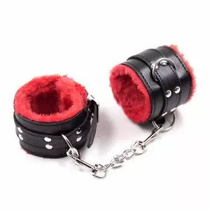 I've seen models wearing this kind of restraints, but I never understood it. it is possible to lock this thing?