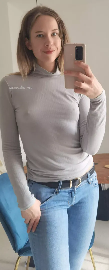 Jeans and no bra ✌️