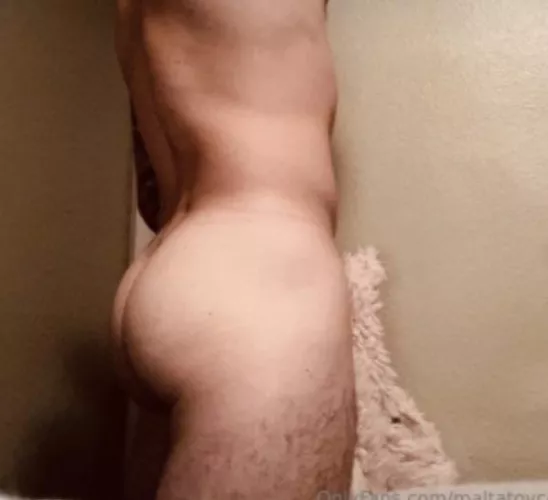 Join me on OF for customs, kinks, and more 🍑