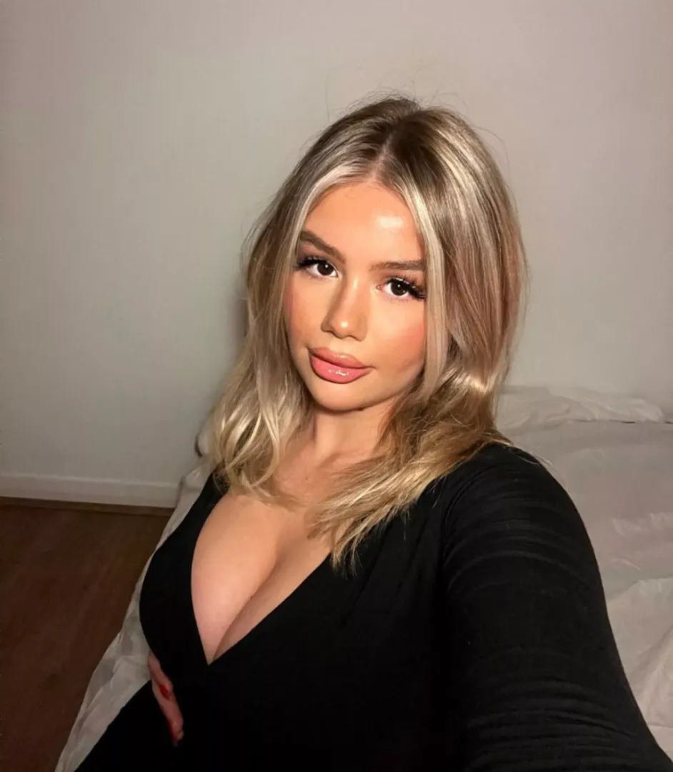 Juicy lips and big clevage