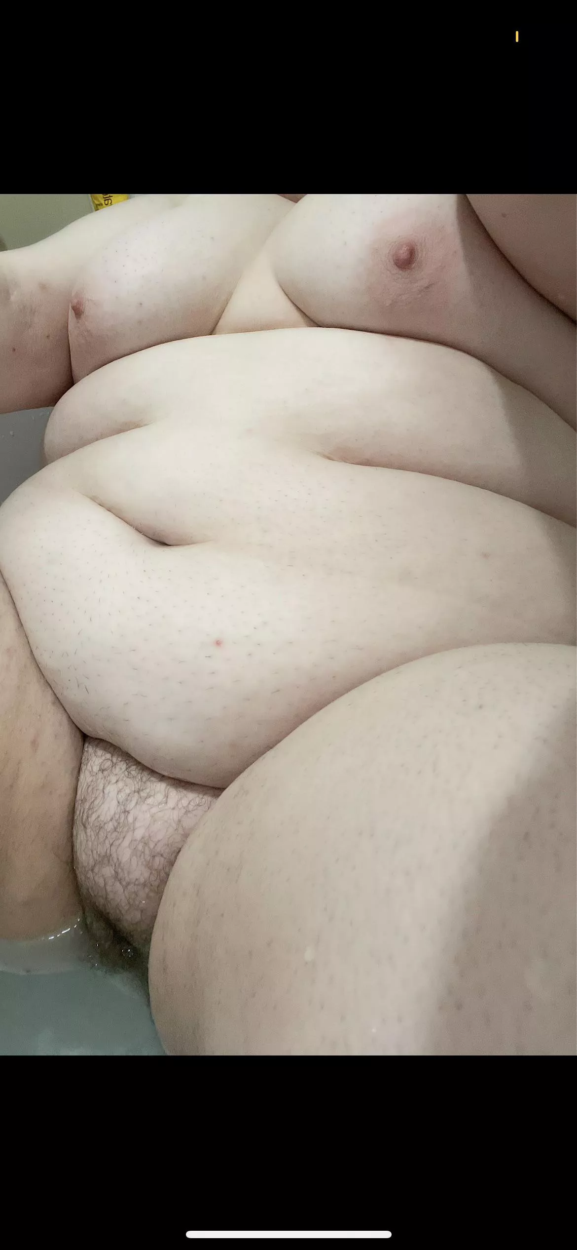 Jus took this in my morning bath. Was thinking about how pretty I would look with your cum oozing down me & maybe even .. out of me 🙈