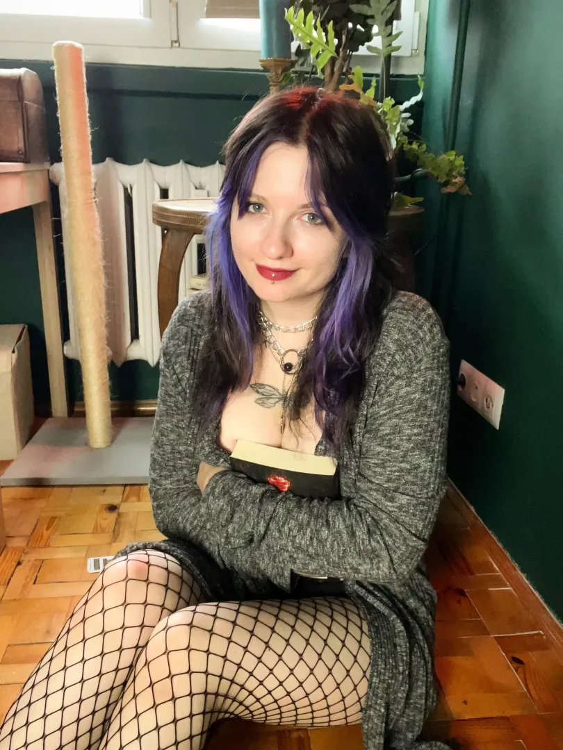 just a bookworm [f]