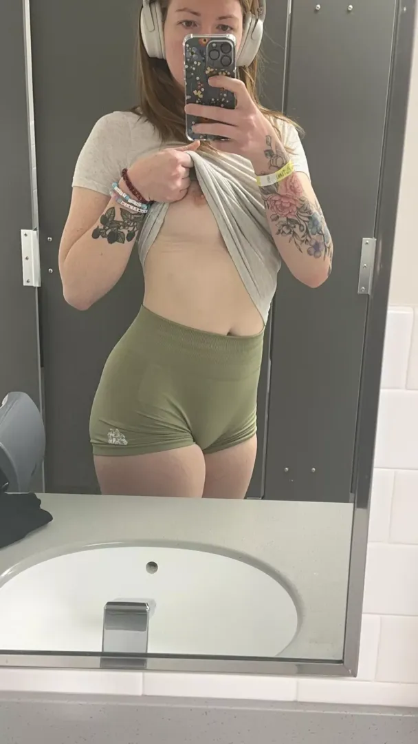 just a little sneak peak after a good leg day ;) im so happy with how my glutes are growing tooooo