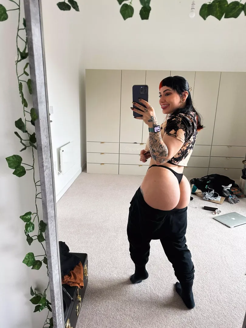 Just a morning booty pic to brighten your day 🥰