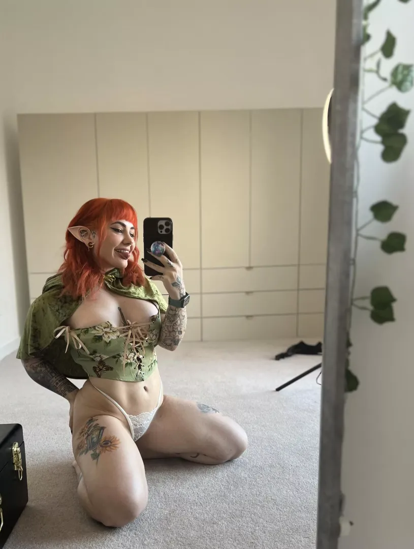 Just a naughty elf 😈🖤