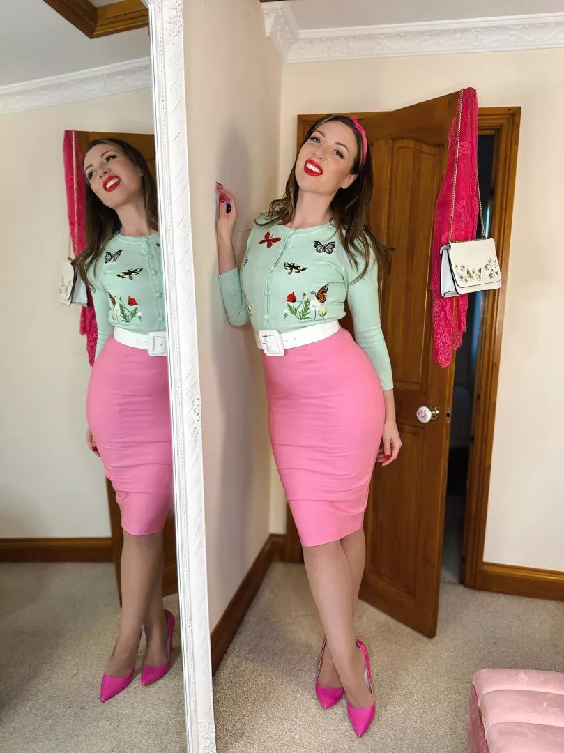 Just a smiley gal in her pencil skirt 💗🦋