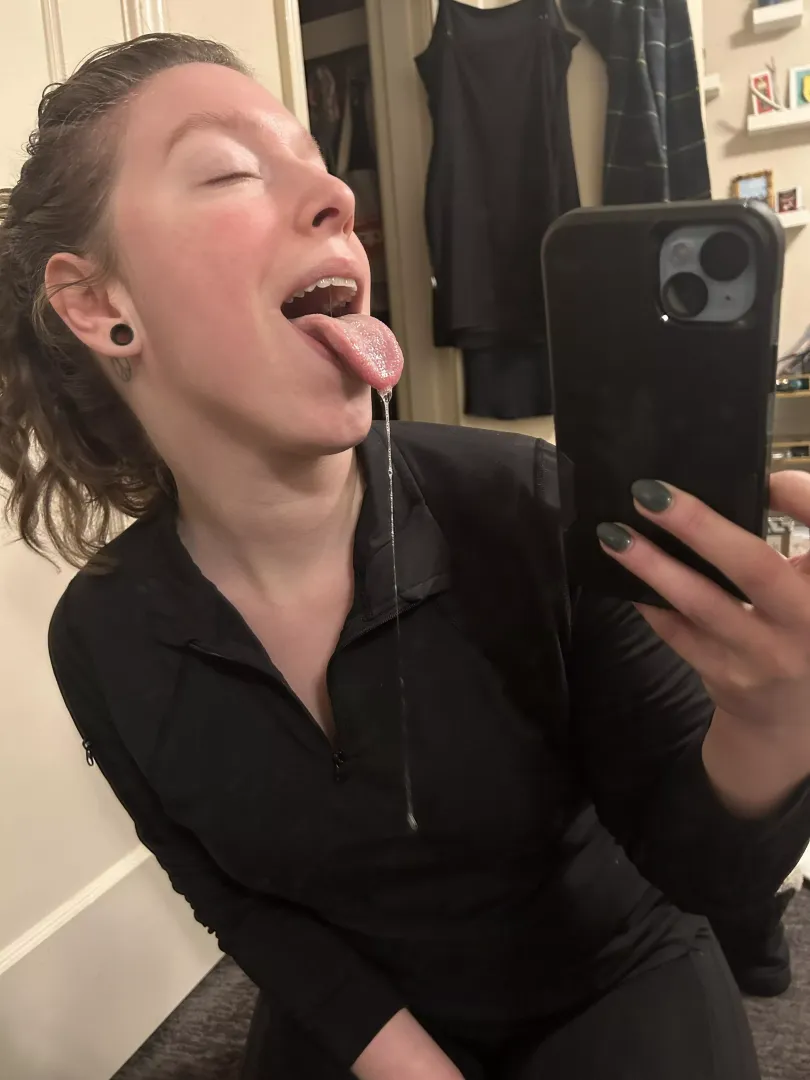 Just an average gal but I love to drool and gag 😈